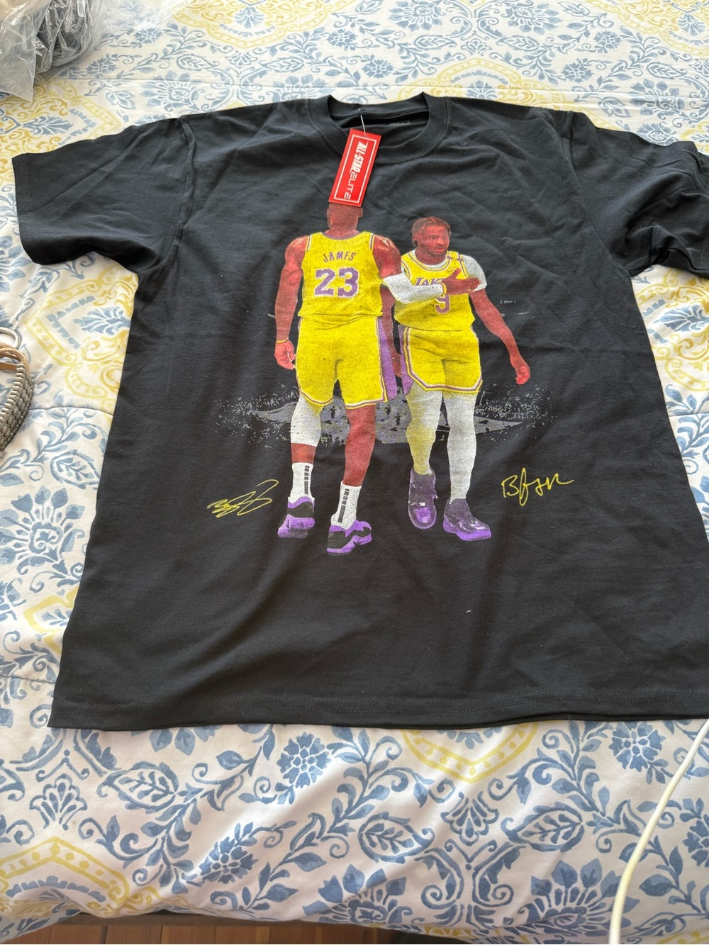 Los Angeles Lakers Graphic Tee - Black & Yellow Short Sleeve Shirt